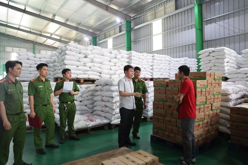 Đại tá Nguyễn Minh Tuấn - Giám đốc Công an tỉnh Phú Thọ trực tiếp có mặt tại hiện trường để chỉ đạo Cơ quan CSĐT khám xét khẩn cấp, thu thập chứng cứ. (Ảnh: Công an tỉnh Phú Thọ)
