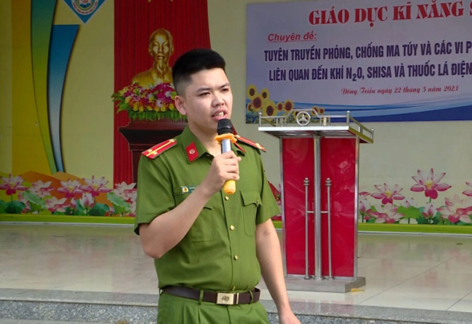 Thượng úy Nguyễn Đăng Khải trong một buổi tuyên truyền về phòng chống ma túy. Ảnh: Công an cung cấp