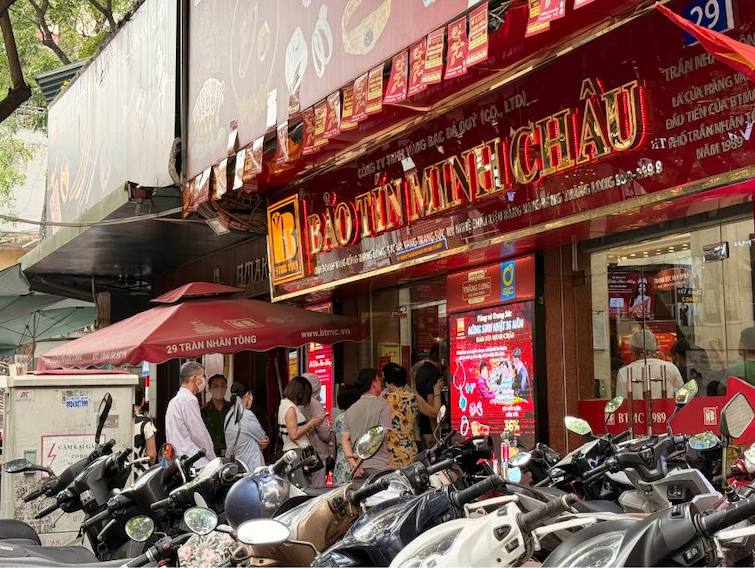 Tiệm vàng tấp nập khách chờ giao dịch. Ảnh Lệ Hà 