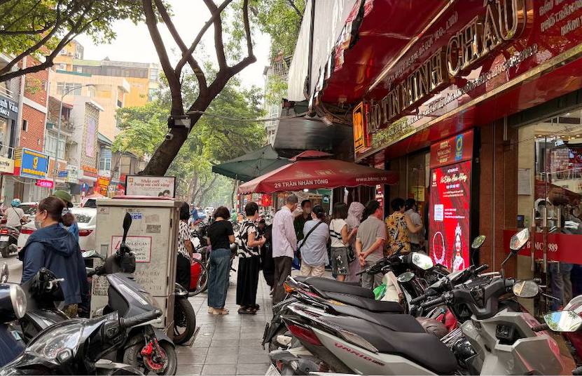 Sáng 21.5, nhiều người đến cửa hàng vàng bạc đá quý tại Hà Nội để mua vàng nhẫn. Ảnh: Phương Anh 