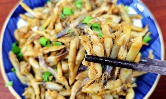 Làm sạch ốc móng tay, sau đó đun sôi nước trong nồi và cho ốc vào hấp đến khi nở miệng. 