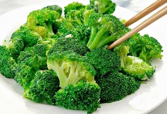 Súp lơ xanh, hay còn gọi là bông cải xanh, là loại rau thuộc họ cải, với các nhánh cây màu xanh lá và những nụ hoa tím hoặc xanh.