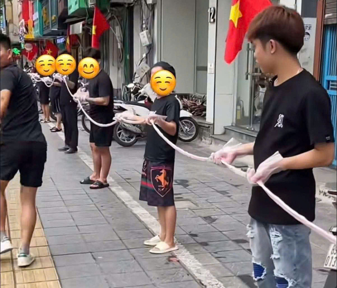 Cơ sở ăn uống tại quận Cầu Giấy, Hà Nội quảng cáo lòng se điếu dài 40 m. Ảnh: Ảnh chụp màn hình