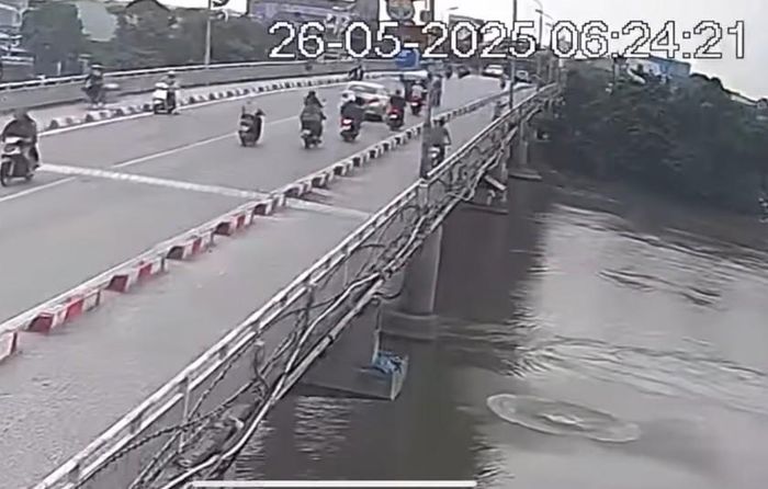 Hình ảnh (cắt từ clip) một em học sinh đã buông tay và nhảy xuống tại cầu Đò Quan - Nam Định.