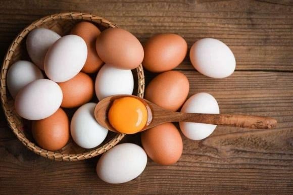 Chính xác hơn, khi chúng ta ăn các thực phẩm chứa cholesterol, cơ thể sẽ hấp thụ và xử lý chúng qua hệ tiêu hóa, chỉ những chất có ích mới được sử dụng để tổng hợp các chất dinh dưỡng cần thiết. 