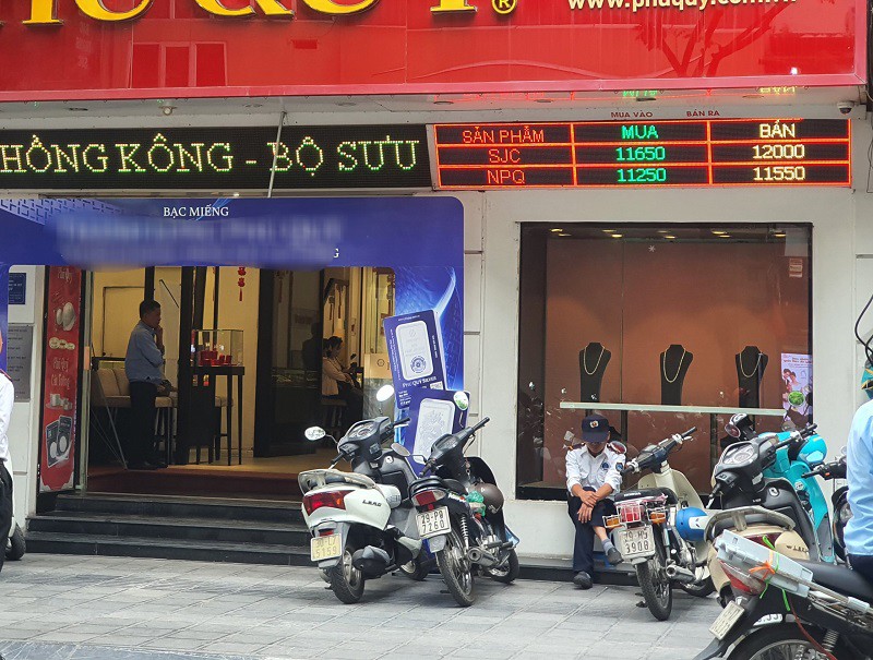 Người mua buổi vàng sáng đến chiều đã lỗi tới 4 triệu đồng/lượng làm giá vàng giảm và chênh lệch mua bán lớn.