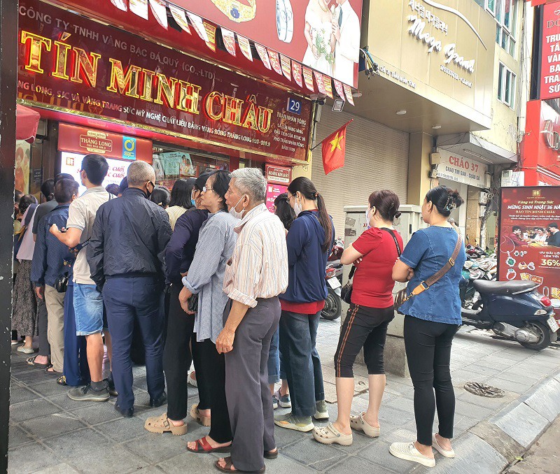 Trước giờ mở cửa giao dịch, chỉ có một vài cửa hàng trên phố vàng là đông khách xếp hàng chờ mua vàng, sau đó thưa dần.