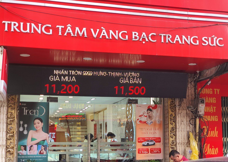 Giá vàng vòng và vàng miếng trong nước vẫn cao hơn giá vàng thế giới triệu đồng/lượng.