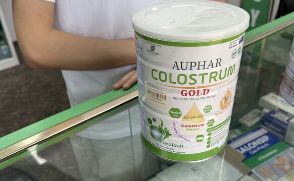 Sữa bột được nhân viên của quầy thuốc Linh Phượng cổng bệnh viện K quảng cáo. Ảnh: NHÓM PV 