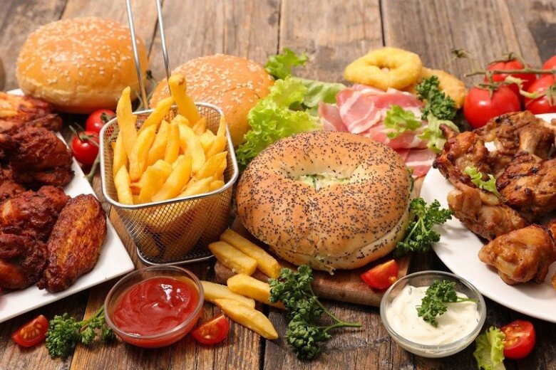 Người bận rộn thích ᵭṑ ăn nhanh nhưng chúng khȏng tṓt cho sức khỏe. (Ảnh minh họa).
