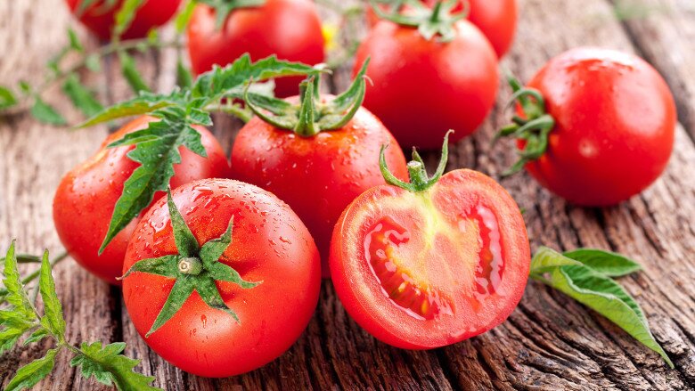 Chọn trái cà chua ᵭỏ, tươi, chín tự nhiên khi chḗ biḗn. (Ảnh minh họa).