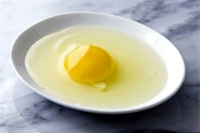 Vệt màu trắng đục trong trứng gà sống