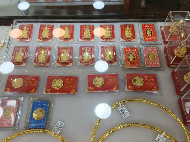 Giá vàng hôm nay, 3-5: Bất ngờ đi xuống - Ảnh 1.
