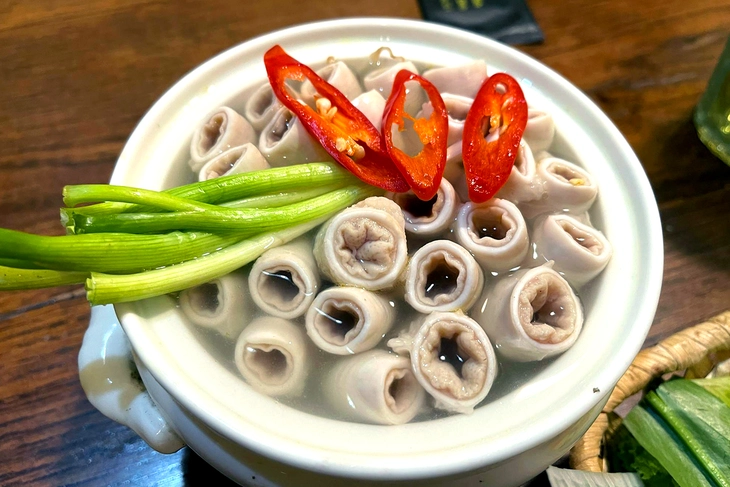 Mổ cả trăm con heo chưa tới một con có lòng se điếu, sao bán đầy thị trường? - Ảnh 1.