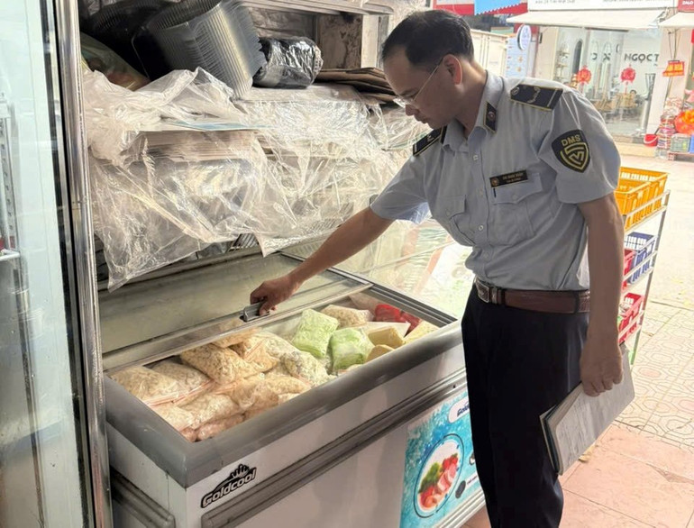 Nhiều thực phẩm đóng bao bì sẵn không có tên và địa chỉ tổ chức, cá nhân chịu trách nhiệm về hàng hóa. (Ảnh: Quản lý cung cấp trường)