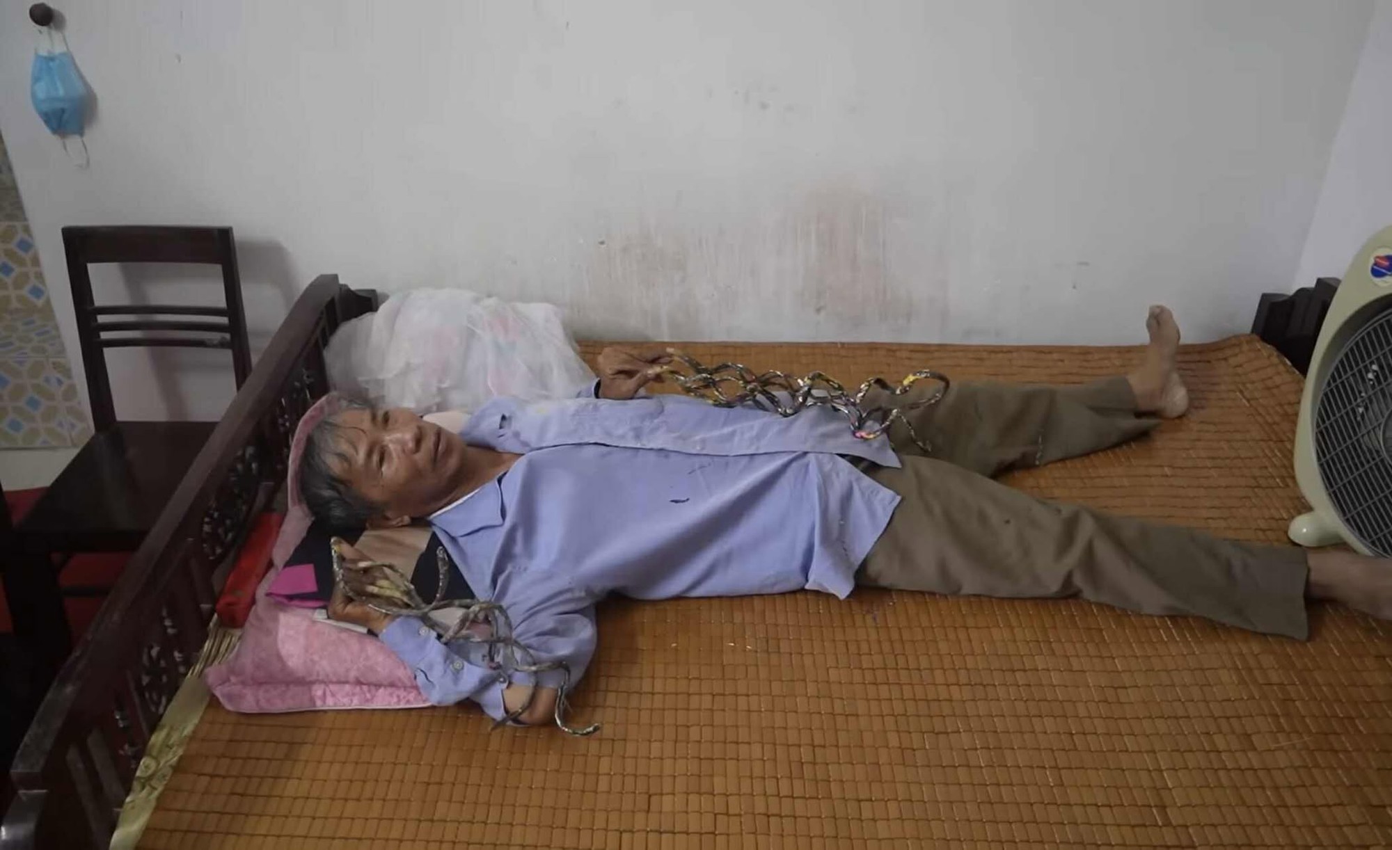 “Dị nhân” Nam Định nuôi móng tay 35 năm không cắt lên tiếng về thông tin muốn bán bộ móng với giá 7 tỷ- Ảnh 4.