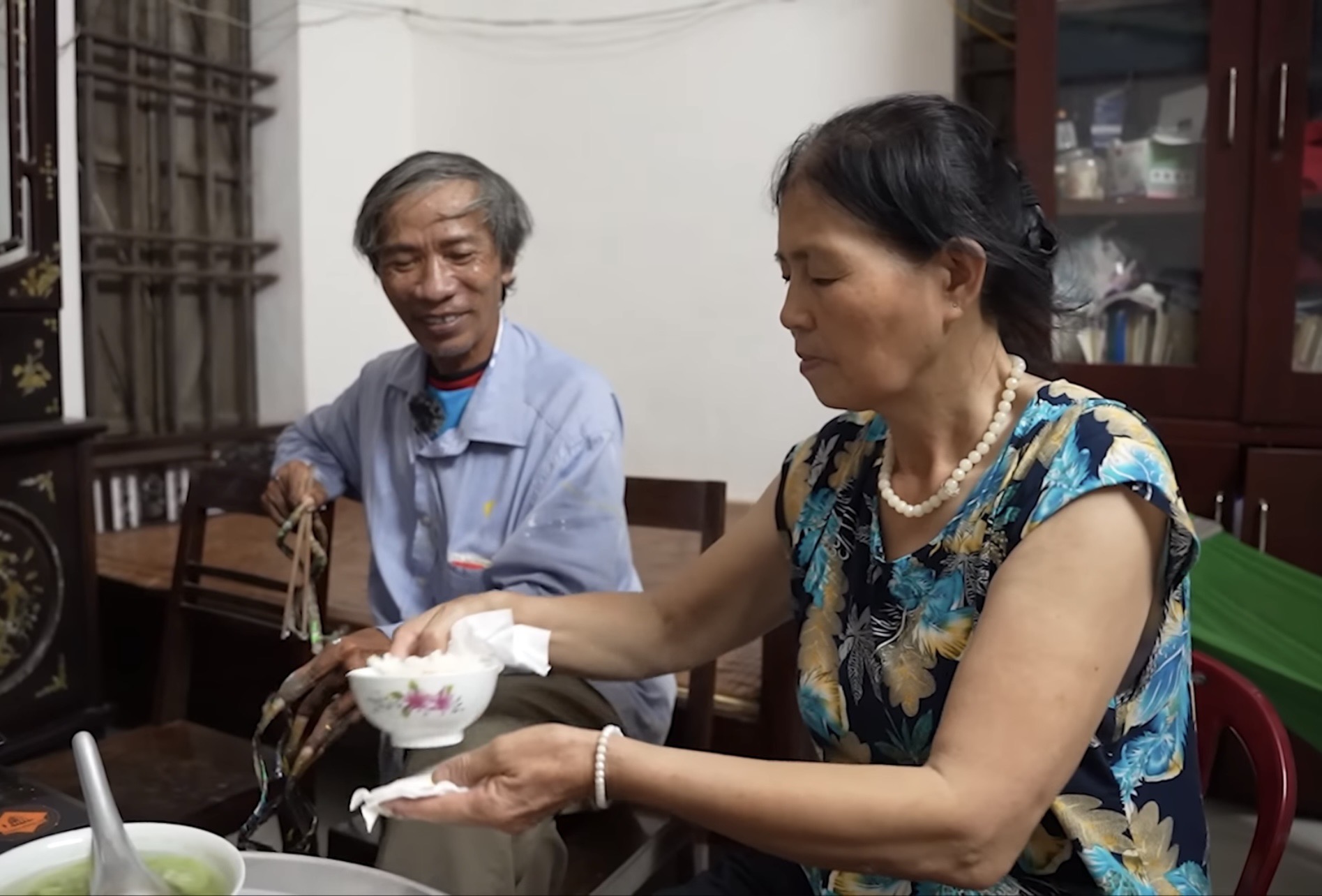 “Dị nhân” Nam Định nuôi móng tay 35 năm không cắt lên tiếng về thông tin muốn bán bộ móng với giá 7 tỷ- Ảnh 2.