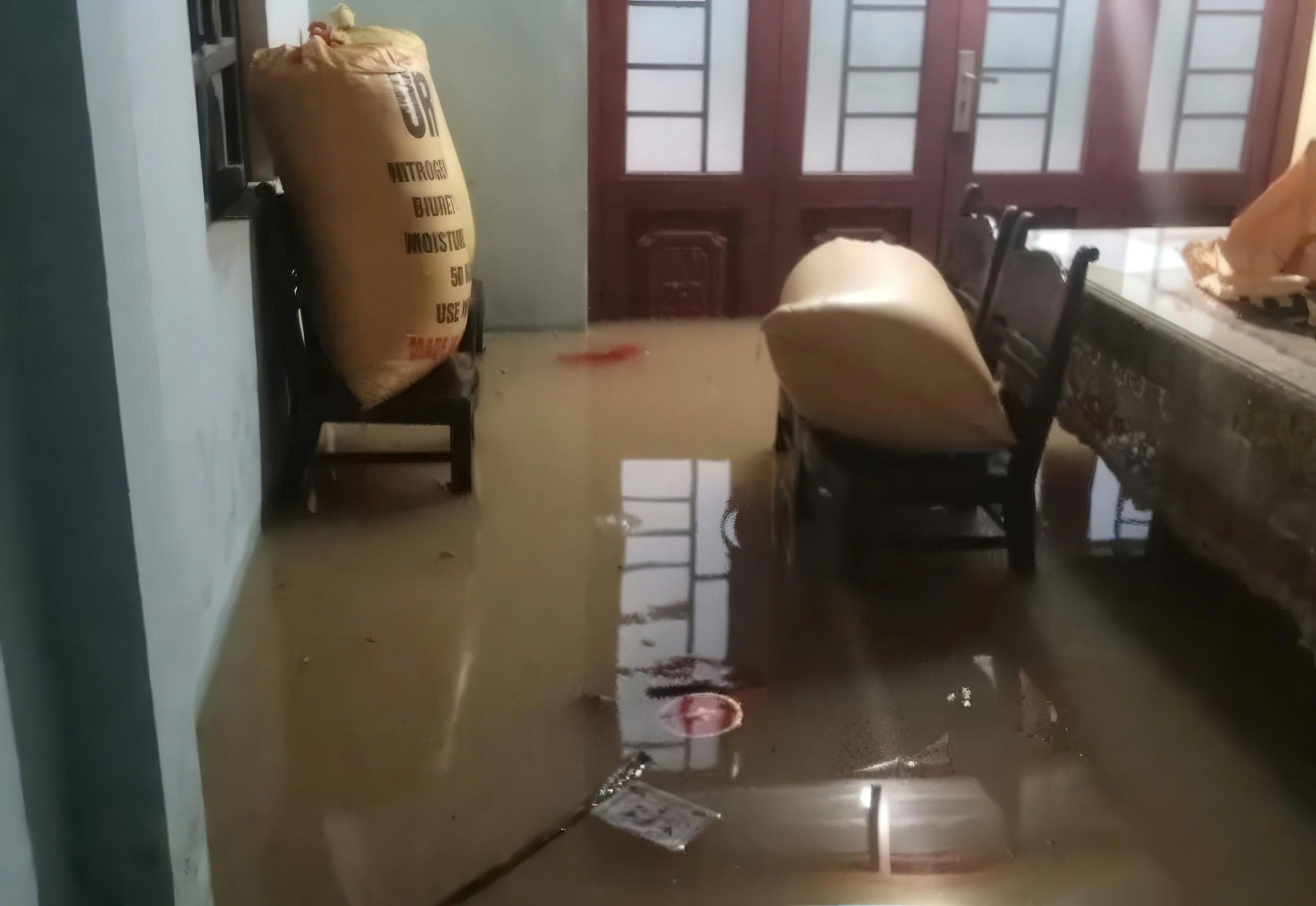 Diễn biến bão số 1 gây mưa rất to: Ngập lụt và sạt lở đã xảy ra, hàng loạt chuyến bay bị ảnh hưởng- Ảnh 11.