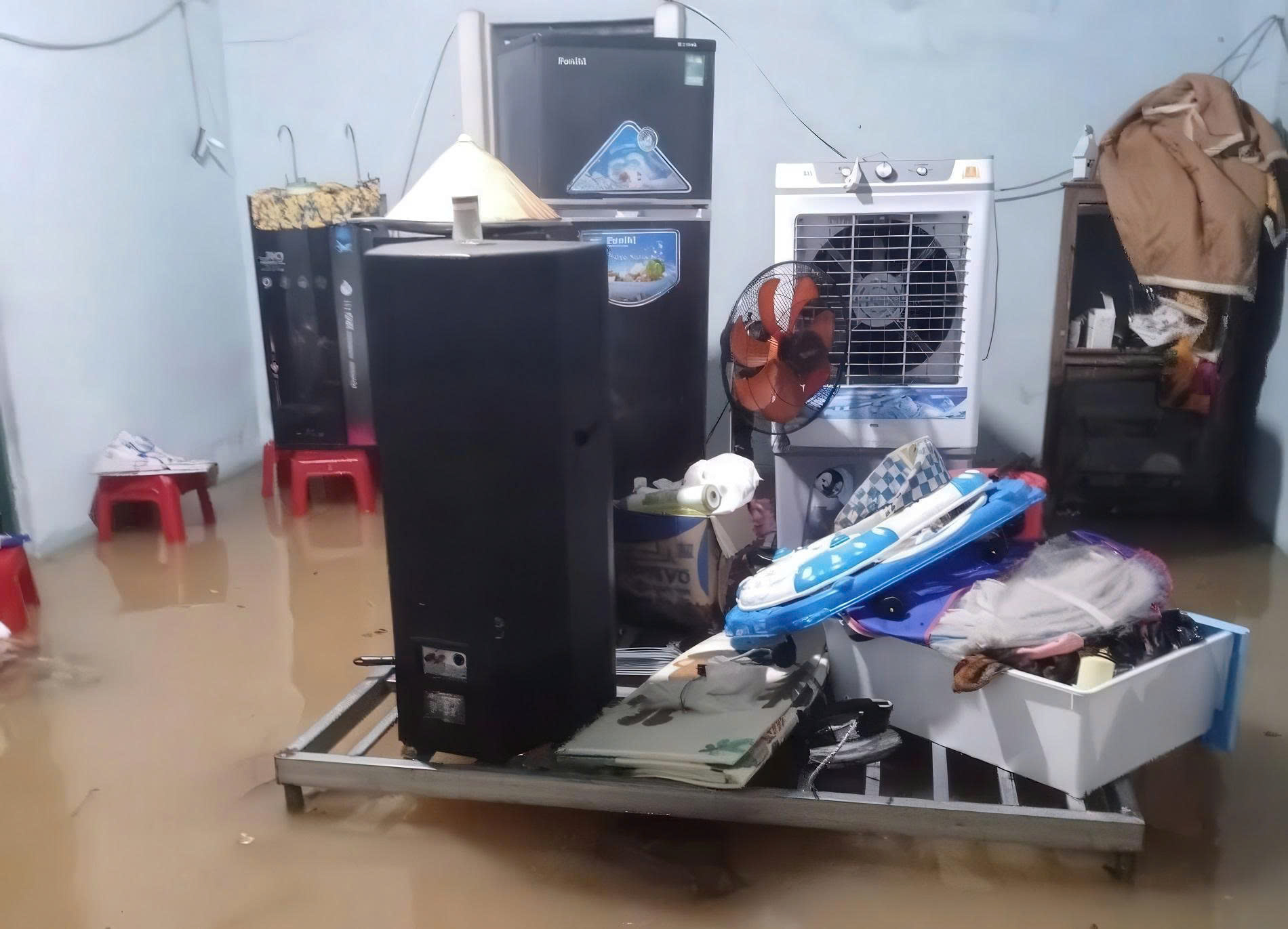 Diễn biến bão số 1 gây mưa rất to: Ngập lụt và sạt lở đã xảy ra, hàng loạt chuyến bay bị ảnh hưởng- Ảnh 12.