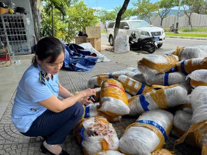 Khoảng 700kg mực khô bị vứt bỏ trên vỉa hè. (Ảnh: Q.L)
