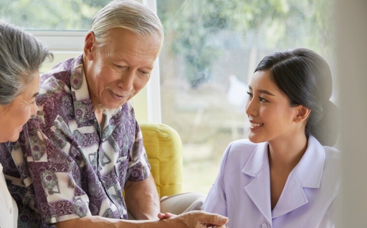 Mấy năm gần ᵭȃy, sức khỏe của bṓ dượng yḗu ᵭi rất nhiḕu. (Ảnh minh họa)
