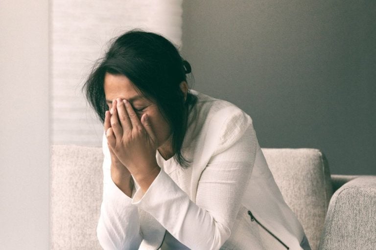 Khiến ta buồn lòng suy nghĩ