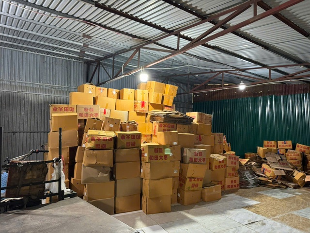 Cận cảnh hơn 4 tấn táo đỏ khô nhập lậu trong kho hàng ở Hà Đông: Buộc tiêu huỷ toàn bộ!- Ảnh 1.