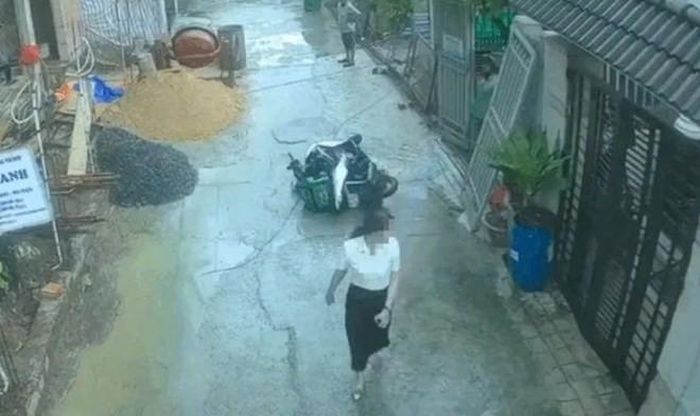 Người phụ nữ xô ngã xe máy của shipper trong con hẻm. Ảnh cắt từ clip