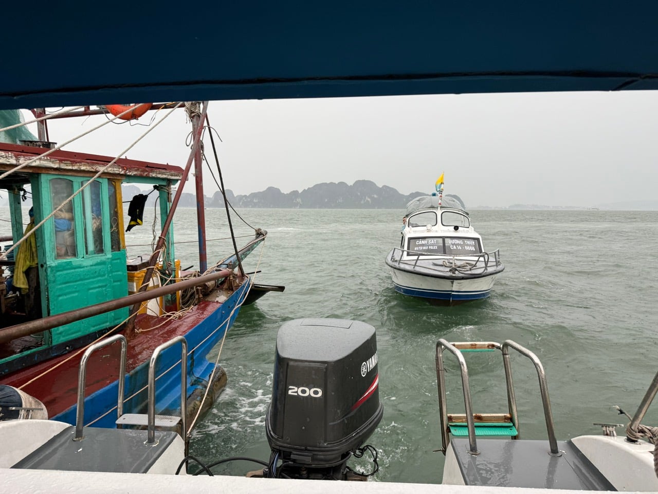 Lật tàu du lịch trên vịnh Hạ Long: cứu được 10 người, đã vớt 3 thi thể - Ảnh 3.