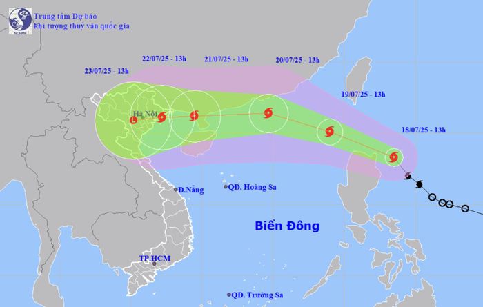 Dự báo vị trí và hướng di chuyển bão Wipha lúc 13h ngày 18/7.