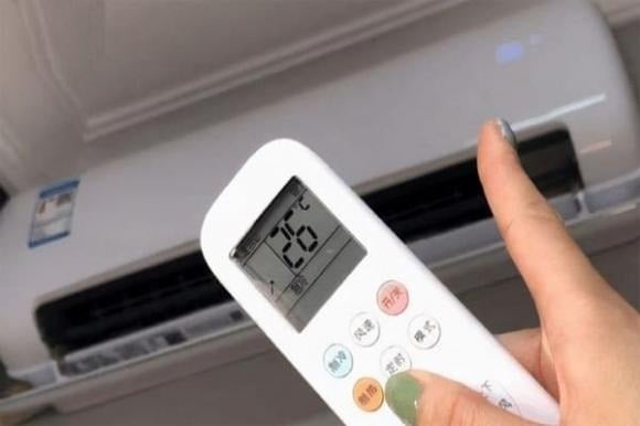 Trên remote điều khiển, tìm nút “SLEEP” hoặc biểu tượng mặt trăng/ngủ (tùy thuộc vào hãng sản xuất). 