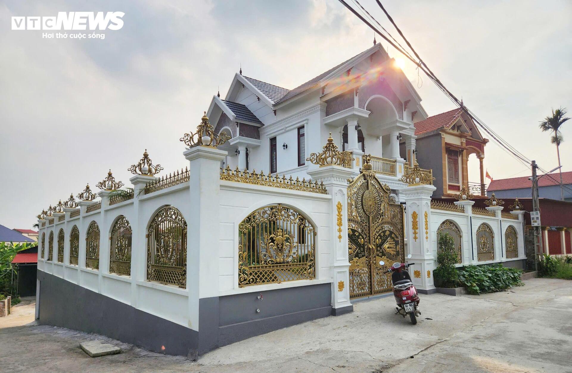 Biệt thự của "ông trùm" 38 tuổi cầm đầu đường dây lừa đảo hơn 2.000 tỷ đồng- Ảnh 2.