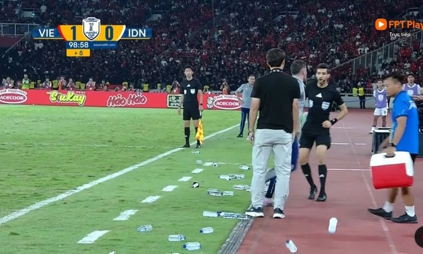 Bác sĩ U23 Việt Nam: Tôi không xếp chai nước để làm khó Indonesia - 2