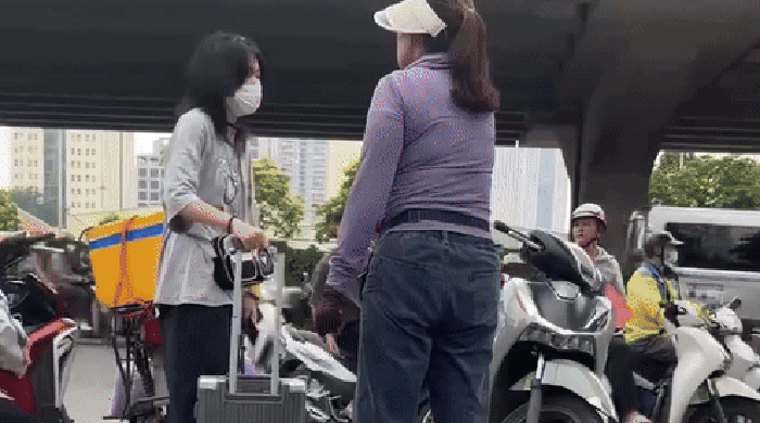 Bà bán trà đá đuổi cô gái khỏi vỉa hè vì 'đứng vào chỗ bán hàng', công an lập hồ sơ xử lý - Tuổi Trẻ Online