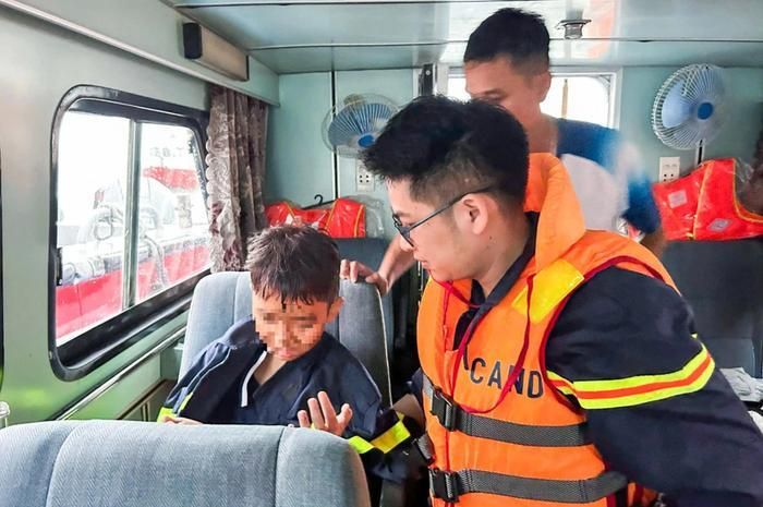 Một cháu bé may mắn được cứu sau vụ lật tàu. Ảnh: Công an cung cấp