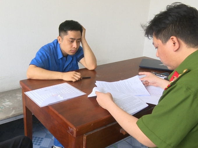 Bùi Đình Khánh tại cơ quan công an. Ảnh: Công an cung cấp