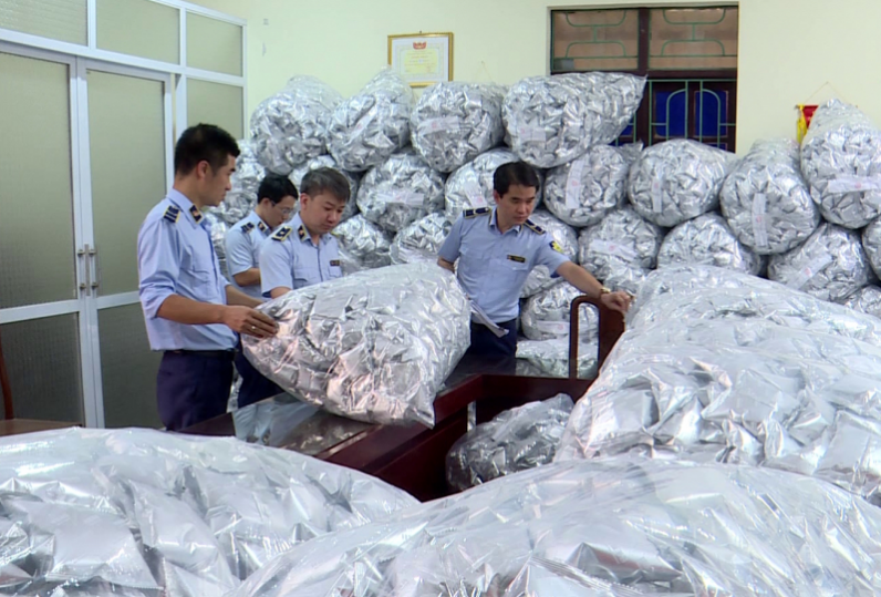 NÓNG: Phát hiện kho chứa 40.000 gói rong biển không rõ nguồn gốc ở Bắc Ninh - Ảnh 1