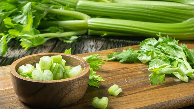  Mắc ung thư năm 40 tuổi, Tṓng Mỹ Linh vẫn sṓng thọ ᵭḗn 106 tuổi: Bí quyḗt nằm ở 1 món rau chṓng ᵭược 6 loại ung thư và 3 loại nước rẻ bèo ở chợ - Ảnh 2.