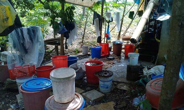 Một đống da lợn được ngâm, cắt dưới nền nhà nứt viền bảo vệ sinh thiên thiên. Khi phóng viên tiếp cận thì cơ sở chủ sở hữu này cho biết, vấn đề đảm bảo vệ sinh an toàn thực phẩm luôn được chú ý quan trọng nhưng giấy chứng nhận vệ sinh an toàn thực phẩm thì chưa đáp ứng được. Ảnh: ĐSPL