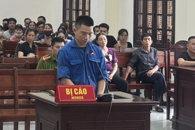 Bùi Trọng Thành cúi đầu nhận tội ác đã gây ra với người phụ nữ cùng thôn. Ảnh: Lê Tân