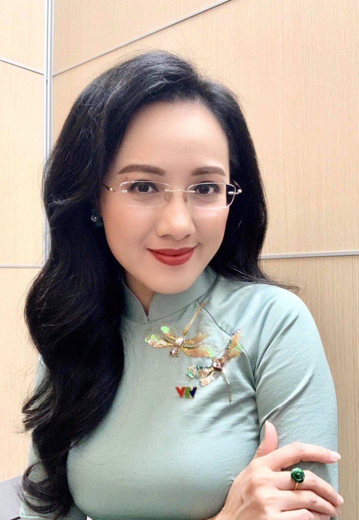 BTV Hoài Anh thuyết minh sự kiện A80: Xuất thân tiểu thư &quot;cành vàng lá ngọc&quot; và chân dung người chồng bí ẩn - Ảnh 4.