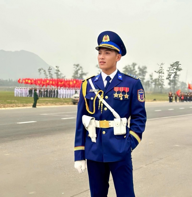 Trung úy Ngô Lâm Phương - "nữ thần diễu binh" gây sốt A80, chiếm trọn trái tim người xem - 6