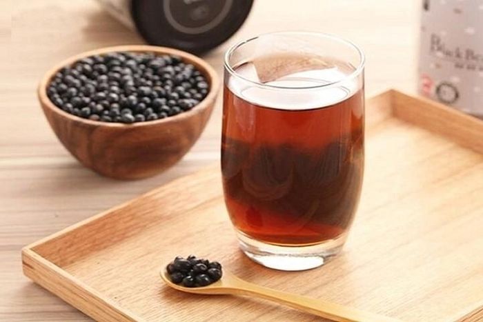 Nước đậu đen rang gừng, thức uống ấm nồng quen thuộc, không chỉ bồi bổ thận mà còn giúp xương khớp chắc khỏe. (Ảnh minh họa)