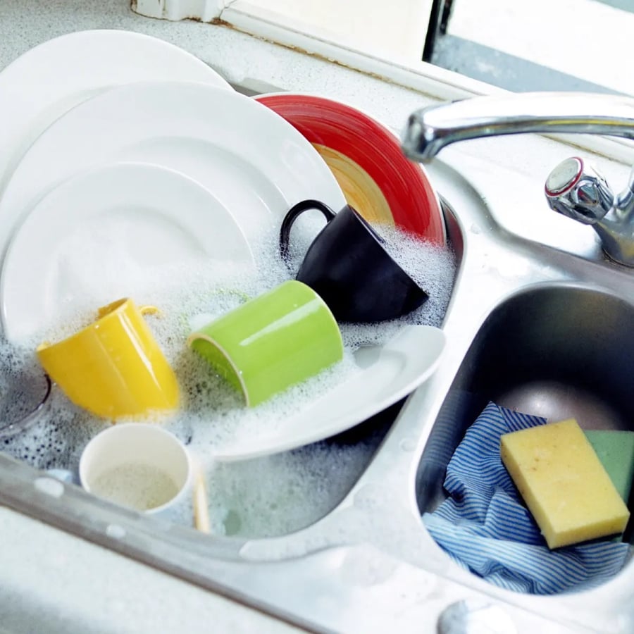 Nhiều người lầm tưởng rằng ngâm bát đũa lâu trong nước rửa chén sẽ giúp dễ rửa hơn và sạch hơn.