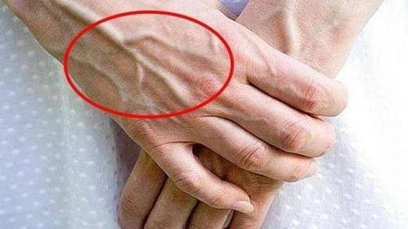 Hiện tượng này tương tự như việc đại dương trông có màu xanh dù nước biển thực chất không màu – tất cả đều là “ảo ảnh” do ánh sáng tạo ra. 