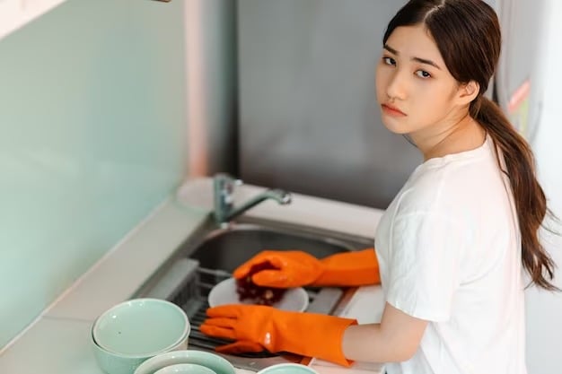 Không ít gia đình có thói quen xếp chồng bát đũa và cất vào tủ ngay sau khi rửa. 