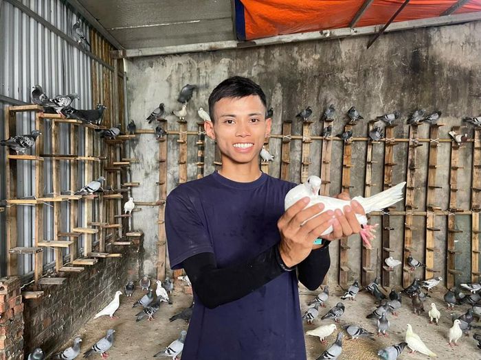Bùi Đình Thức (quê Hải Phòng) công phu huấn luyện đàn bồ câu đua tung cánh trong Đại lễ 2/9. 