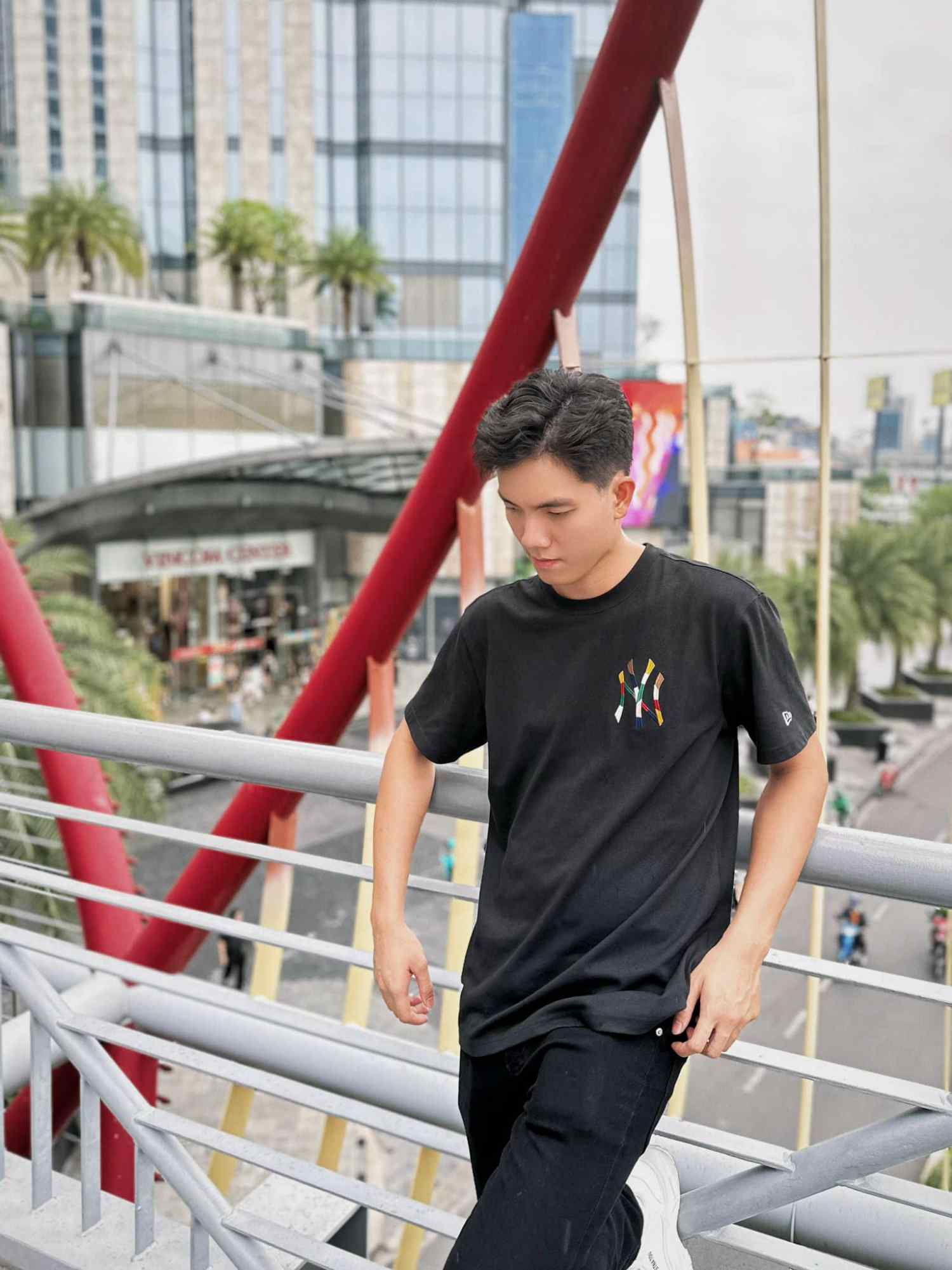 Bích Tuyền ưa chuộng thời trang ứng dụng với những sắc màu tối giản. Trong đó, cách phối màu trang phục tông xuyệt tông luôn giúp người mặc tiết kiệm thời gian. Ảnh: Facebook nhân vật.