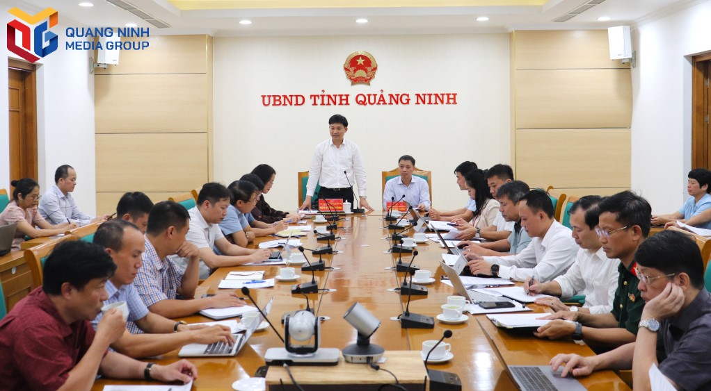 Lãnh đạo tỉnh Quảng Ninh làm việc với lãnh đạo Cục Khí tượng Thủy văn về các giải pháp an toàn cho hoạt động tham quan trên vịnh Hạ Long. Ảnh: Hoàng Quỳnh