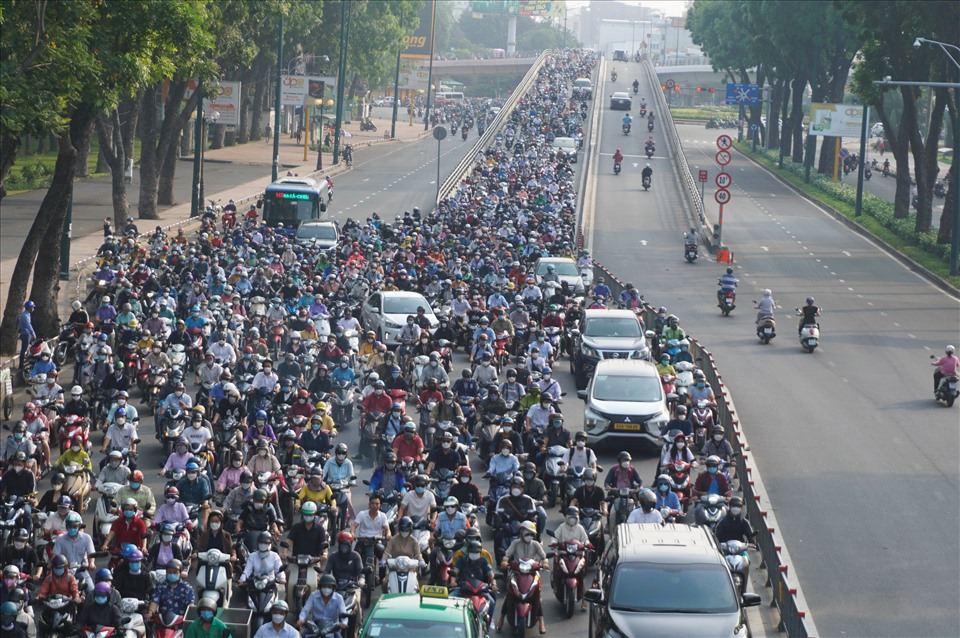 TPHCM sẽ hạn chế xe xăng, dầu tại các khu vực có nguy cơ ô nhiễm cao. Ảnh: Minh Quân